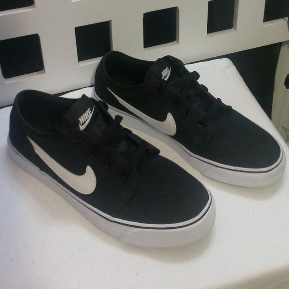 nike toki low canvas